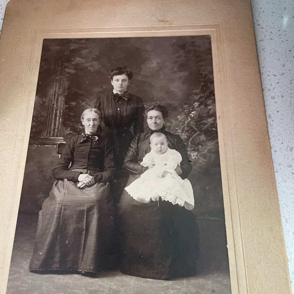 VINTAGE PORTRAIT PHTOGRAPHS - Picture 3 of 8